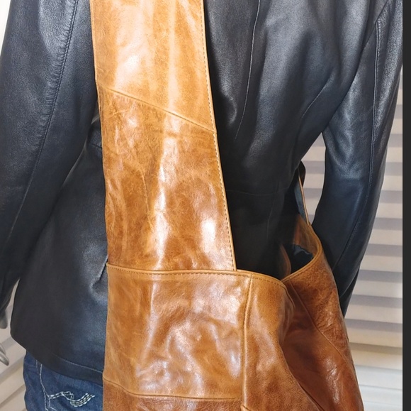 Oversize Leather Messenger Bag - Picture 4 of 7